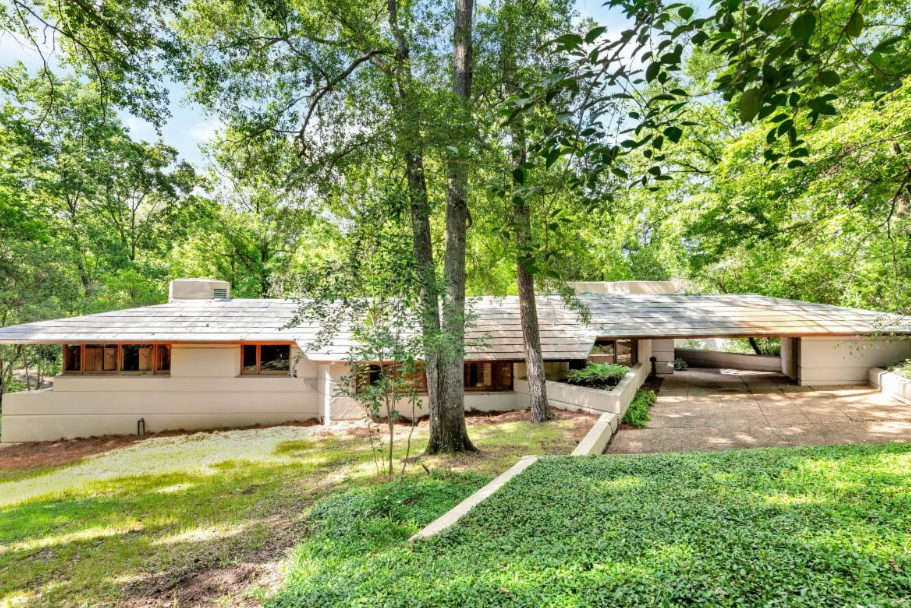 Fountainhead is an example of what Frank Lloyd Wright called Usonian homes—typically designed as a single-level bungalow for middle-income families in the United States.